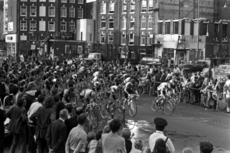 Hartjesdagronde (wielrennen) start op Dapperplein Amsterdam, Bestanddeelnr 924-8215