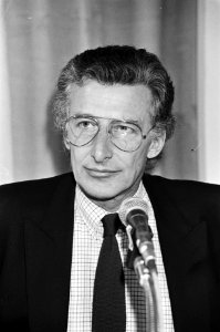 Harry Mulisch bij een politiek debat in De Populier in Amsterdam met Joop den Uy, Bestanddeelnr 931-2689