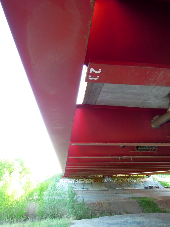 Harthbogen-Brücke bzw. Bauwerk 48.1 der Südumgehung Leipzig als Teil der BAB 38 -Längsträger-und-Bogensehne- Anfang Mai 2018