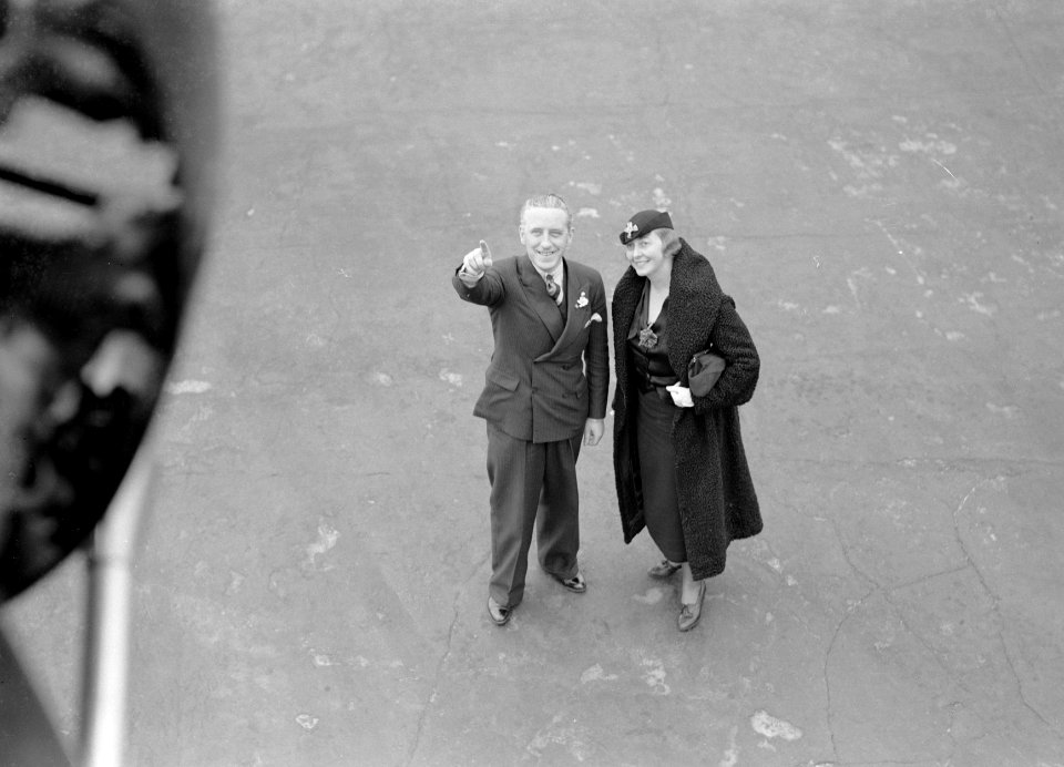 Harry Laponder en Thea Rasche bij vermoedelijk de Fokker F.IX PH-AGA Adelaar, Bestanddeelnr 189-1367