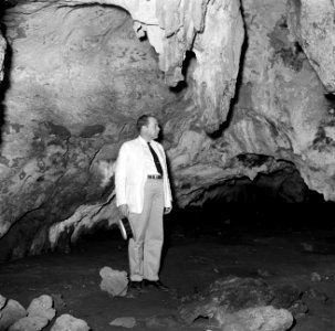Harry Maal, eigenaar van plantage San Juan, in de grotten aan de Noordkust van C, Bestanddeelnr 252-7556