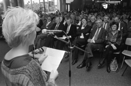 Harry Mulisch krijgt in Groningen de Diepzee- literatuurprijs uitgereikt de pri, Bestanddeelnr 933-7846