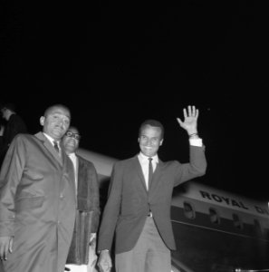 Harry Belafonte op Schiphol voor Sight Seeing in Amsterdam, op het platform begr, Bestanddeelnr 916-4013