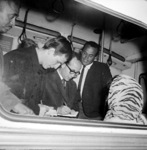 Harry Belafonte op Schiphol voor Sight Seeing in Amsterdam, tijdens zijn aankoms, Bestanddeelnr 916-4009