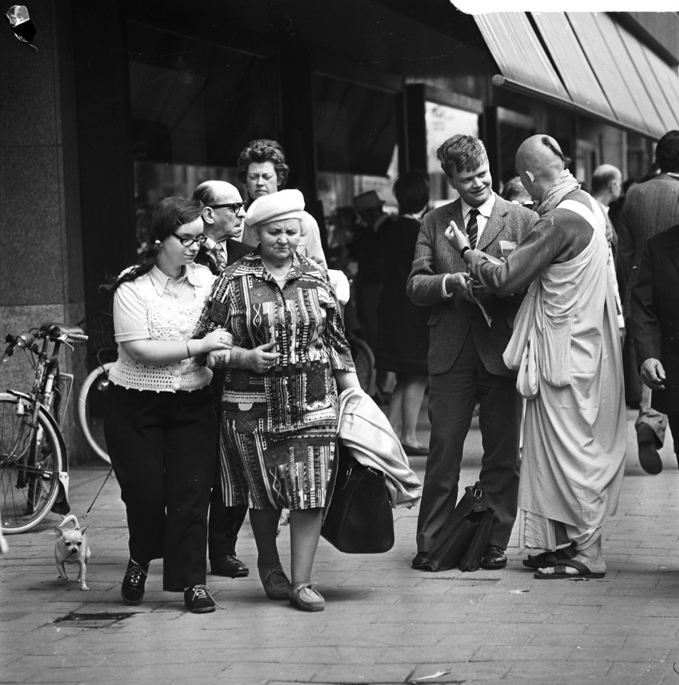 Hare Krishna aanhanger spreekt voorbijganger aan in Amsterdam, Bestanddeelnr 926-4274