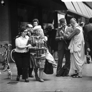 Hare Krishna aanhanger spreekt voorbijganger aan in Amsterdam, Bestanddeelnr 926-4274
