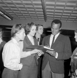 Harry Belafonte op Schiphol voor Sight Seeing in Amsterdam, tijdens zijn aankoms, Bestanddeelnr 916-4007