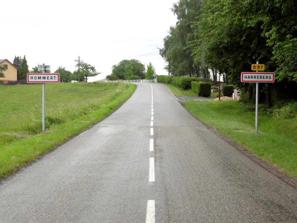 Harreberg and Hommert (Moselle) city limit signs, the road being the city limit