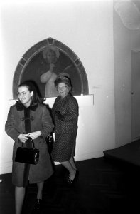 Hare Majesteit Juliana en Pr. Margriet bezoeken tent. Frescos uit Florence Rijk, Bestanddeelnr 922-1385