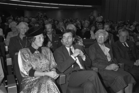 Hare Majesteit de Koningin bij deel internationale Vrijwilligersdag in RAI, Amst, Bestanddeelnr 934-1446