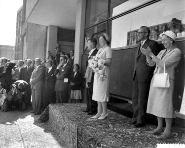 Hare Koninklijke Hoogheid Prinses Beatrix opent het jeugdhuis De Heuvel te Rot, Bestanddeelnr 910-3907