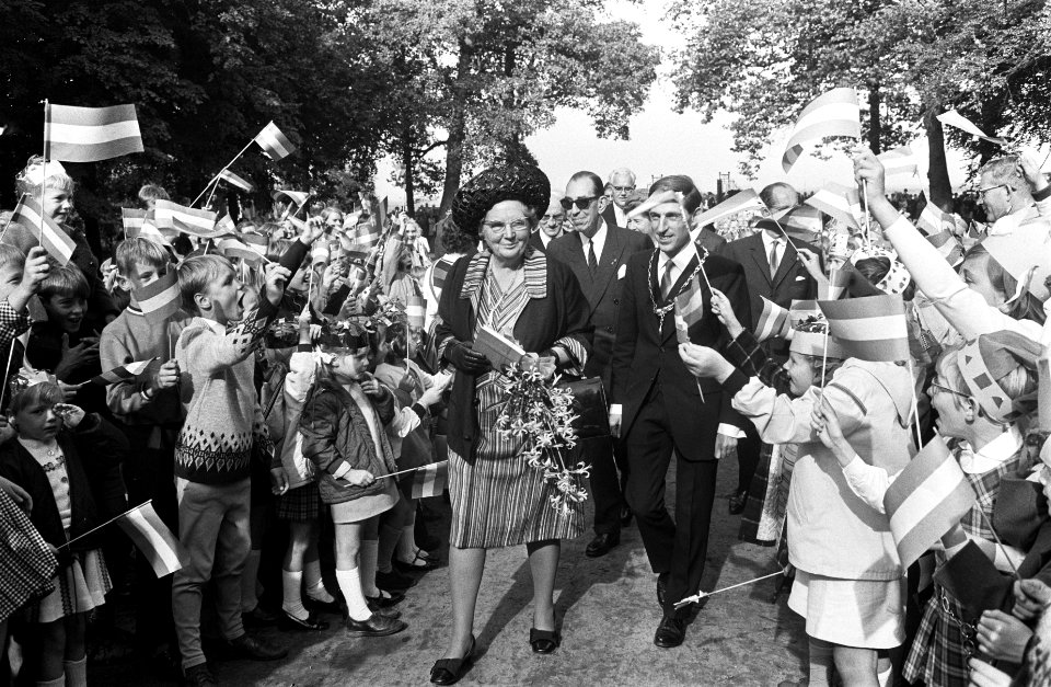 Hare Majesteit bezoekt Oost-Groningen. Koningin Juliana op het landgoed Ennemabo, Bestanddeelnr 922-8490