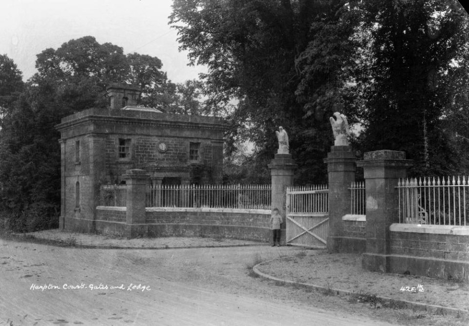 Harpton Court gates and lodge (1293844)