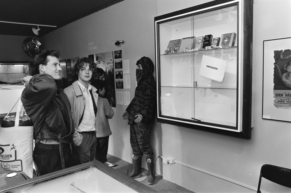 Hasj-museum na politie-inval gisteren, vandaag weer open met deels lege vitrines, Bestanddeelnr 933-9431