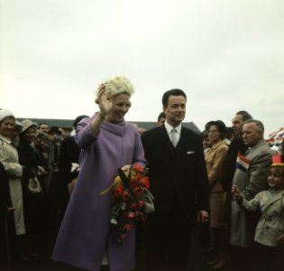 Hare Koninklijke Hoogheid Prinses Beatrix te Roden (Drenthe) opent vakantiecentr, Bestanddeelnr 254-8062
