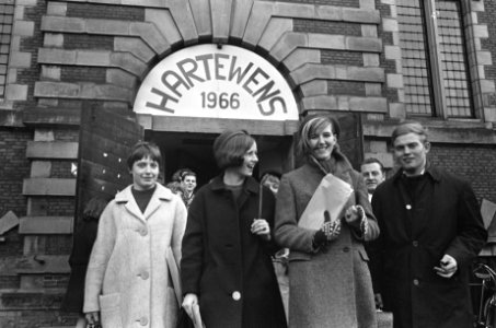 Hartewens-festival 1966, de eerste komen in Haarlem aan, Bestanddeelnr 919-9141