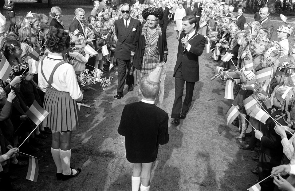 Hare Majesteit bezoekt Oost-Groningen. Koningin Juliana op het landgoed Ennemabo, Bestanddeelnr 922-8491