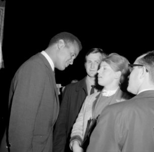Harry Belafonte op Schiphol voor Sight Seeing in Amsterdam, Bestanddeelnr 916-4006