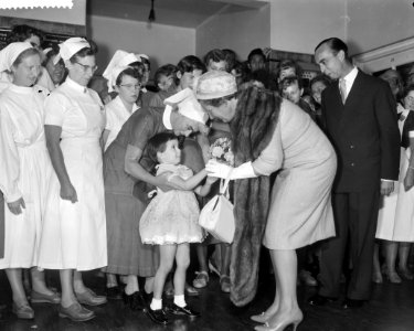 Hare Majesteit de Koningin bezoekt het Juliana Kinderziekenhuis in Den Haag, Bestanddeelnr 911-6128