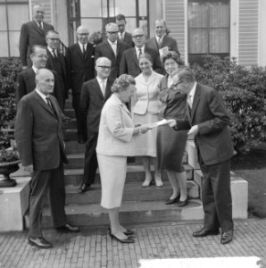 Hare Majesteit ontving bestuur Koningin Juliana Fonds Soestdijk Professor dr R, Bestanddeelnr 915-5743