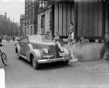 Hare Hare Koninklijke Hoogheid Prinses Wilhelmina in Amsterdam stapt in haar Cad, Bestanddeelnr 903-6075