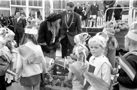 Hare Majesteit bezoekt Oost-Groningen. Koningin Juliana bezoekt Winschoten en on, Bestanddeelnr 922-8495