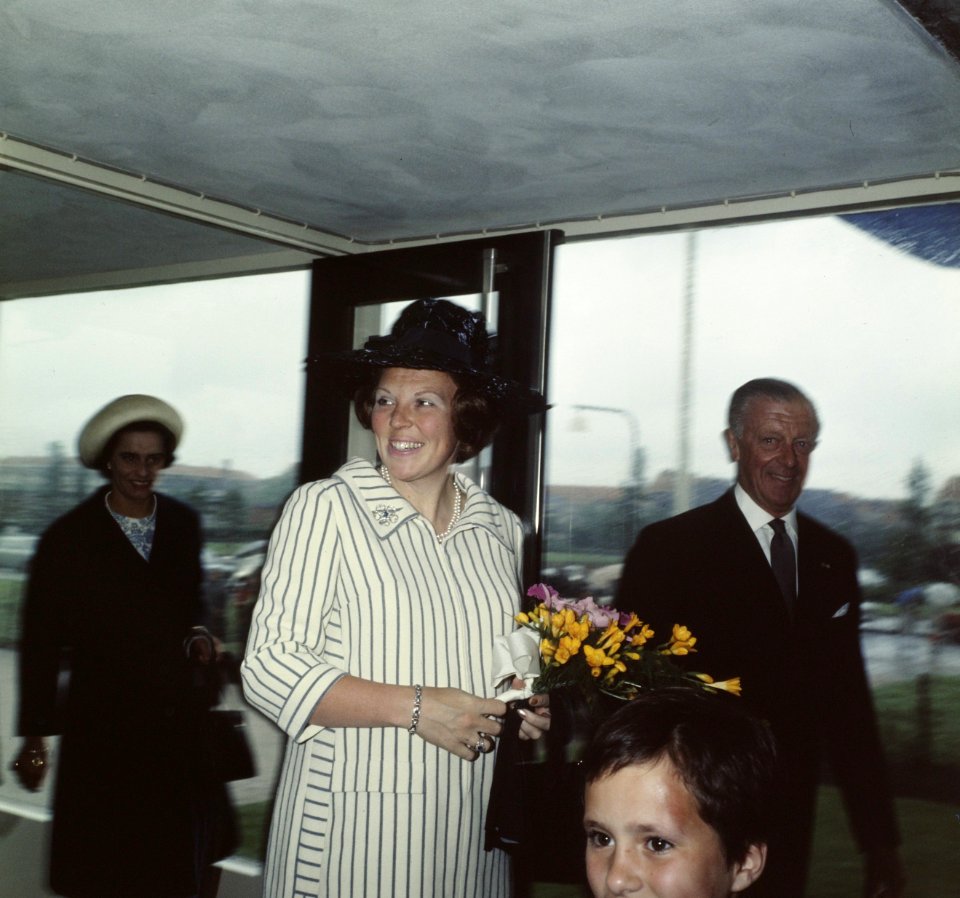Hare Koninklijke Hoogheid Prinses Beatrix opent kindertehuis Amstelstad te Ams, Bestanddeelnr 254-8117