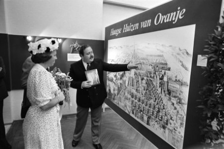 Hare Majesteit bezoekt de tentoonstelling Haagse Huizen van Oranje in de Pulch, Bestanddeelnr 931-6275