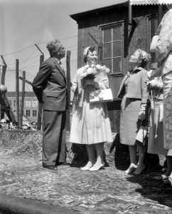 Hare Koninklijke Hoogheid Prinses Beatrix opent het jeugdhuis De Heuvel te Rot, Bestanddeelnr 910-3909