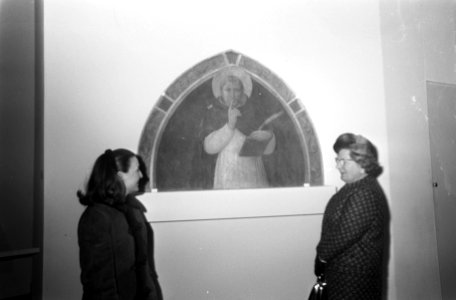 Hare Majesteit Juliana en Pr. Margriet bezoeken tent. Frescos uit Florence Rijk, Bestanddeelnr 922-1386