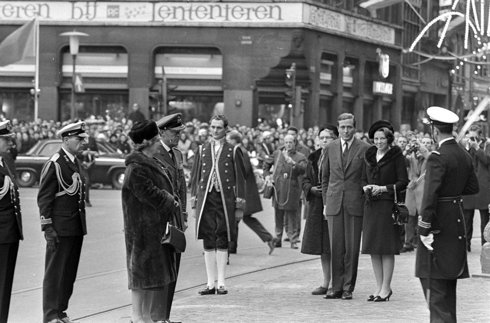 Hare Majesteit de Koningin en prins Bernhard bij aankomst Paleis, v.l.n.r. konin, Bestanddeelnr 918-8583