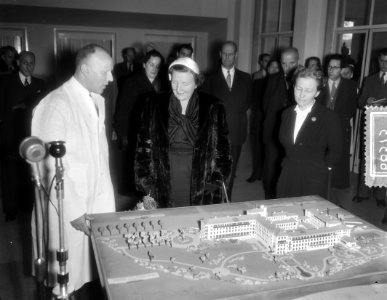 Hare Majesteit de Koningin bezoekt Juliana Ziekenhuis Hengelo, Bestanddeelnr 906-8373