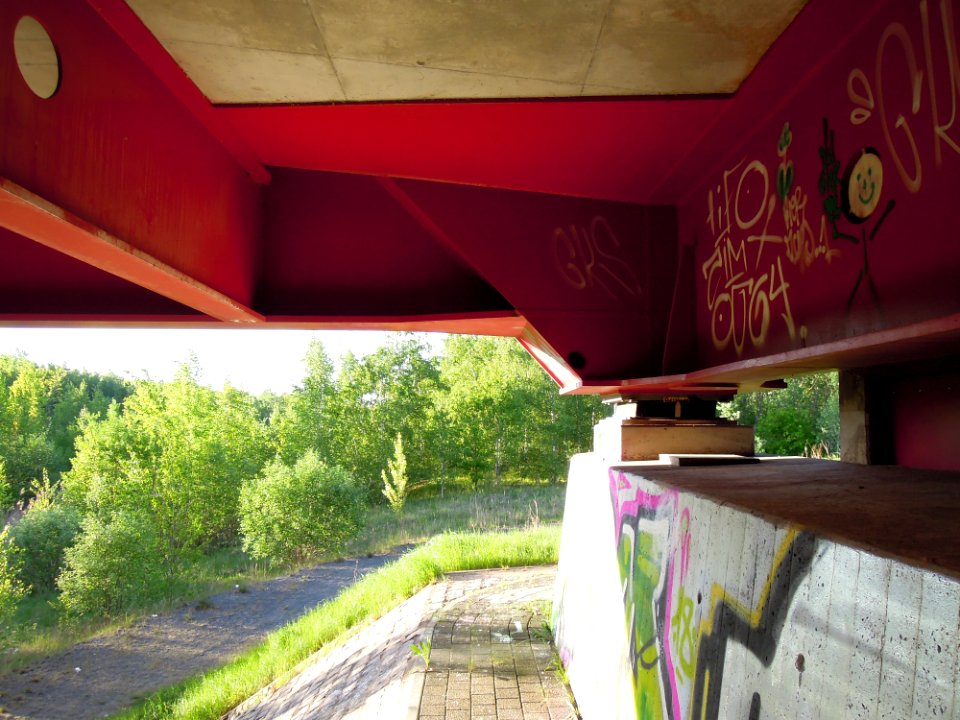 Harthbogen-Brücke bzw. Bauwerk 48.1 der Südumgehung Leipzig als Teil der BAB 38 -Verbundteil-Bogen-und--sehne-Nordostende- Anfang Mai 2018