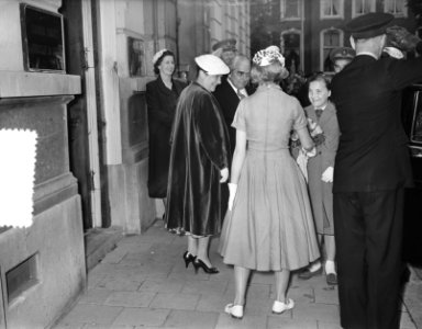Hare Koninklijke Hoogheid Prinses Margriet legt eerste steen, nieuw gebouw Canad, Bestanddeelnr 907-1820