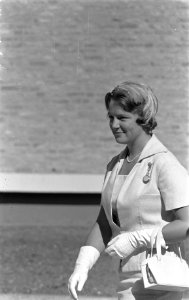 Hare Koninklijke Hoogheid Prinses Irene opent Christelijke Huishoudschool in Ape, Bestanddeelnr 910-6394
