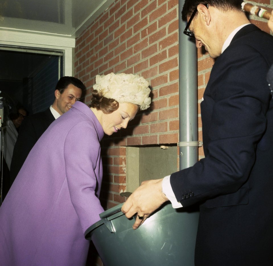 Hare Koninklijke Hoogheid Prinses Beatrix te Roden (Drenthe) opent vakantiecentr, Bestanddeelnr 254-8059