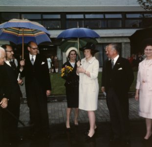 Hare Koninklijke Hoogheid Prinses Beatrix opent kindertehuis Amstelstad te Ams, Bestanddeelnr 254-8121