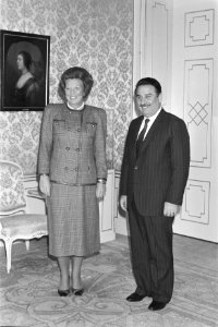 Hare Majesteit koningin Beatrix ontvangt de voorzitter van de Nationale Assemble, Bestanddeelnr 934-3241