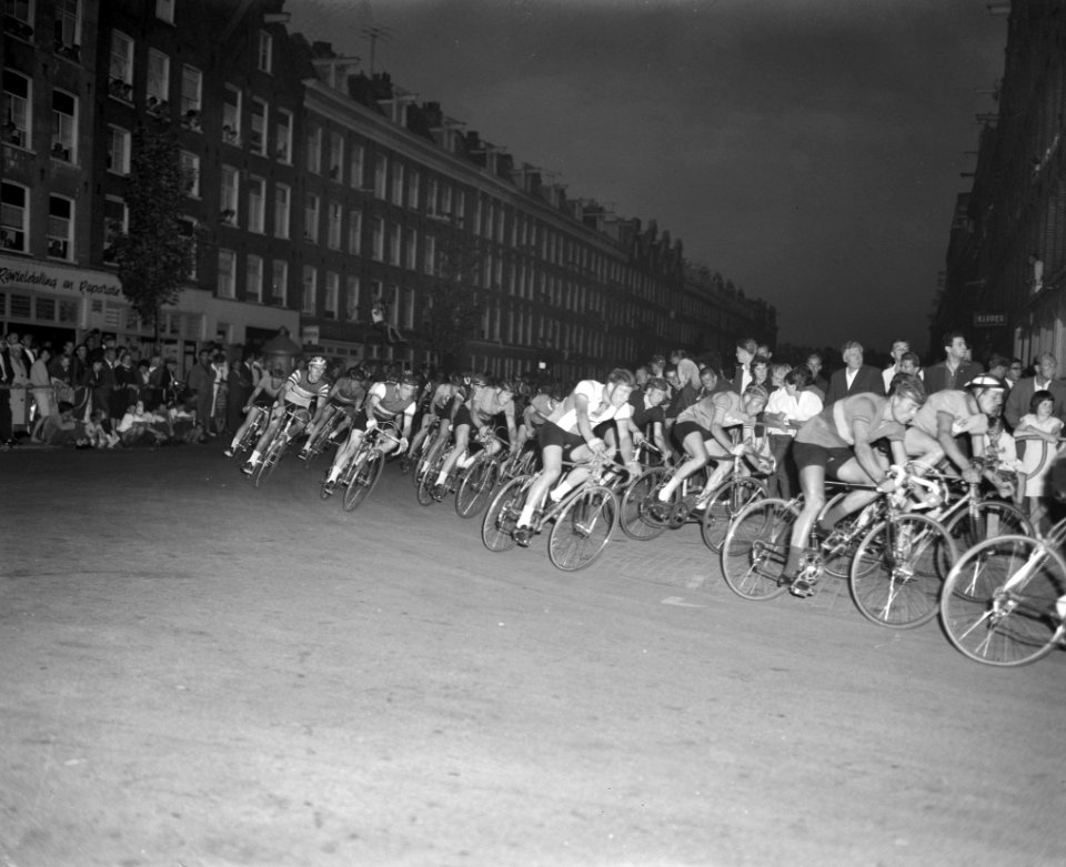 Hartjes dag in Amsterdam, wielercriterium in Dapperbuurt, Bestanddeelnr 914-2240