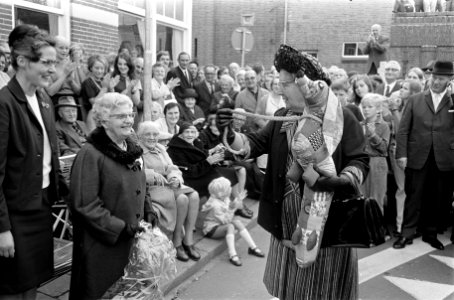 Hare Majesteit bezoekt Oost-Groningen. Koningin Juliana bezoekt Winschoten en on, Bestanddeelnr 922-8494