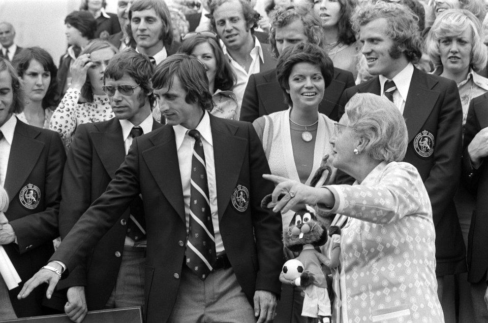Hare Majesteit ontvangt Nederlands elftal, vlnr Johan Cruyf en koningin Juli, Bestanddeelnr 927-3158