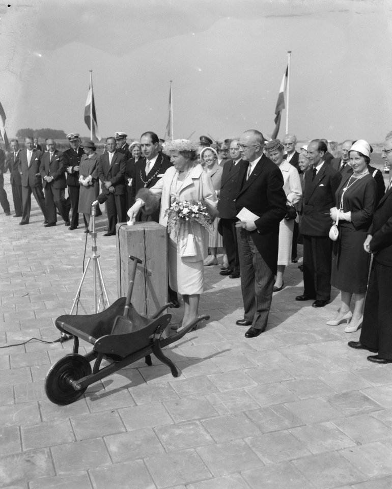 Hare Majesteit bij Europoort, baggerwerkzaamheden Rozenburg. Links van koningin…, Bestanddeelnr 909-8501