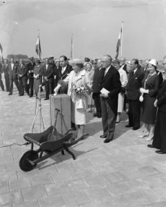 Hare Majesteit bij Europoort, baggerwerkzaamheden Rozenburg. Links van koningin…, Bestanddeelnr 909-8501