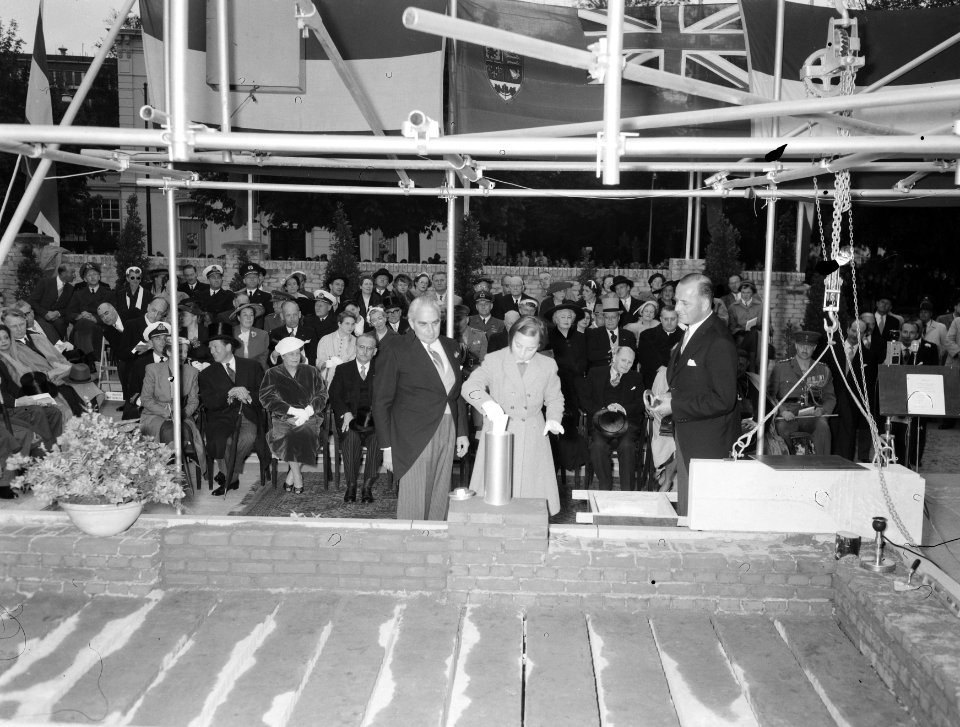 Hare Koninklijke Hoogheid Prinses Margriet legt eerste steen, nieuw gebouw Canad, Bestanddeelnr 907-1813