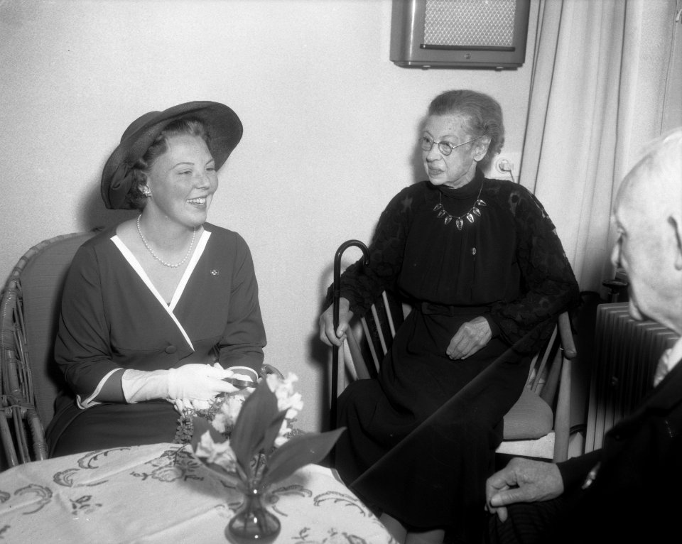 Hare Koninklijke Hoogheid Prinses Beatrix bezoekt bejaardencentrum in Coevorden, Bestanddeelnr 909-5971