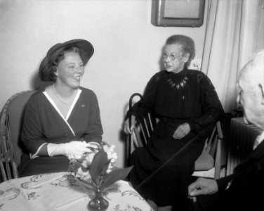 Hare Koninklijke Hoogheid Prinses Beatrix bezoekt bejaardencentrum in Coevorden, Bestanddeelnr 909-5971