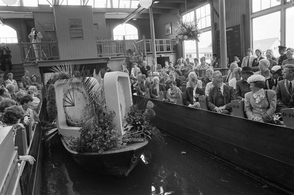 Hare Majesteit bezoekt 100-jarige Broeker Veiling bekijkt varend corsos (geheel, Bestanddeelnr 934-0125