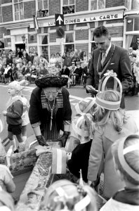 Hare Majesteit bezoekt Oost-Groningen. Koningin Juliana bezoekt Winschoten en on, Bestanddeelnr 922-8496