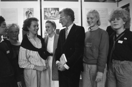 Harry Mulisch krijgt in Groningen de Diepzee- literatuurprijs uitgereikt Harry , Bestanddeelnr 933-7845
