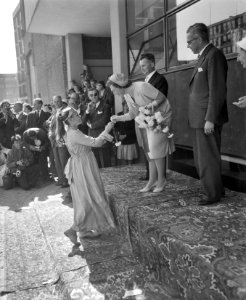 Hare Koninklijke Hoogheid Prinses Beatrix opent het jeugdhuis De Heuvel te Rot, Bestanddeelnr 910-3910